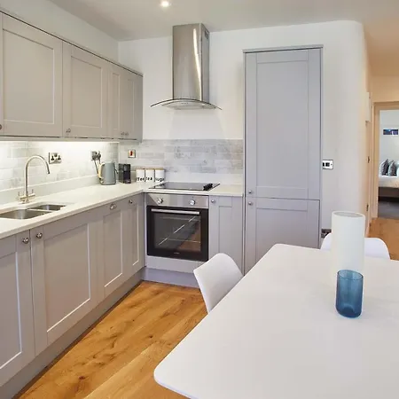 Host & - The Old Sweet Shop 惠特比