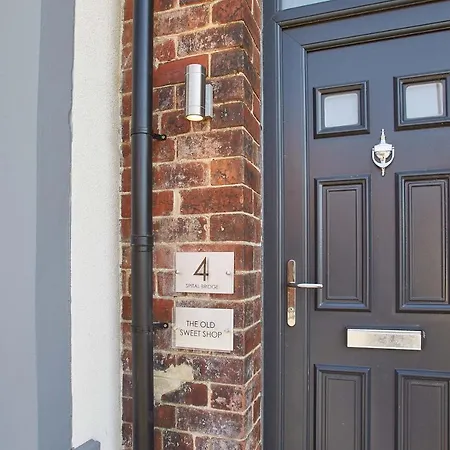 Host & - The Old Sweet Shop Apartment